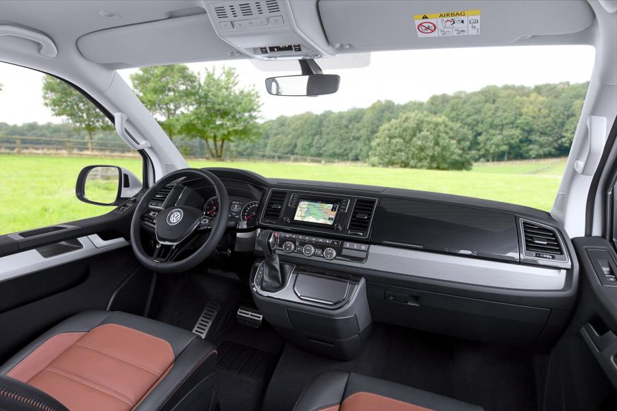 Интерьер Volkswagen Multivan PanAmericana (T6) 2016 года  (фото 9 из 23)